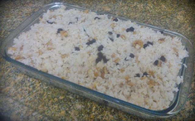 Arroz com nozes e uvas passas