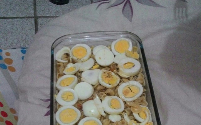 Macarrão parafuso ao molho de sardinha e ovos cozidos.