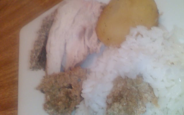 Peito de frango na crosta de sal grosso e pimenta-do-reino