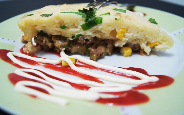 Torta de liquidificador com recheio de carne moída