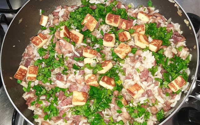 Baião de dois com carne de sol, aipim e queijo coalho frio.