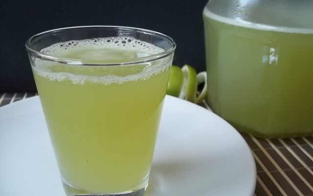 Suco de limão,gengibre e capim cidreira