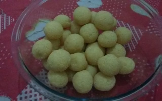 Pão de queijo com bastante queijo