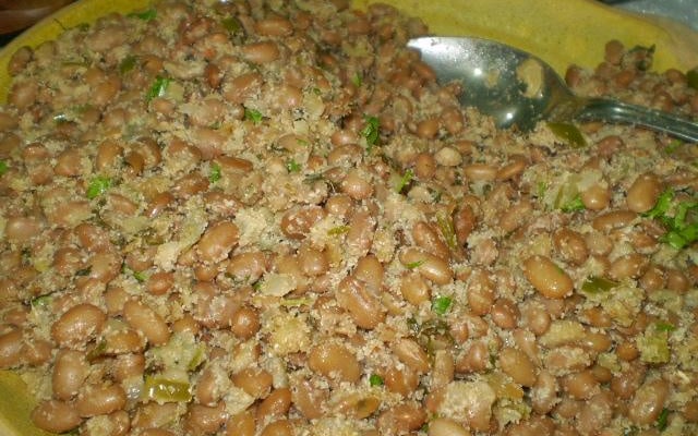 Feijão tropeiro com feijão de corda