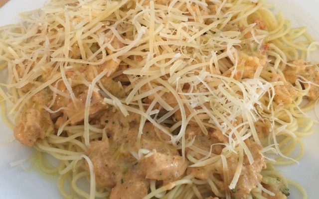 Macarrão delicioso com brócolis e frango