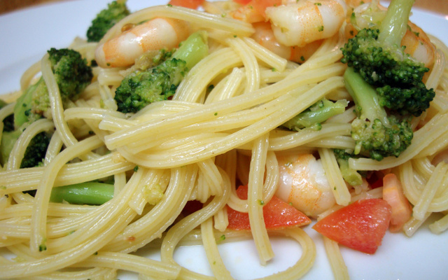 Macarronada com camarão e brócolis