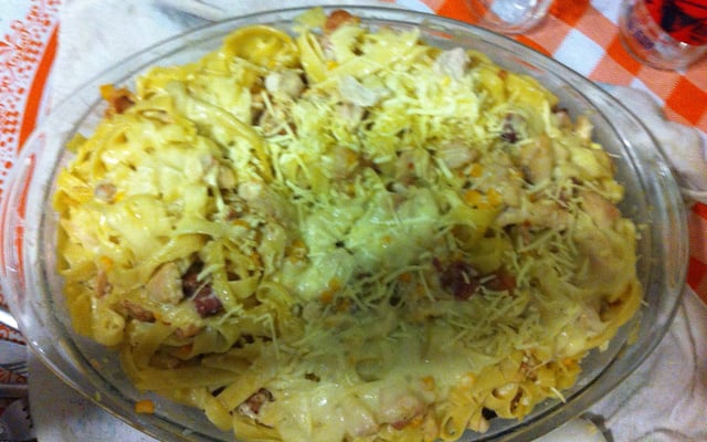 Macarrão com frango à carbonara