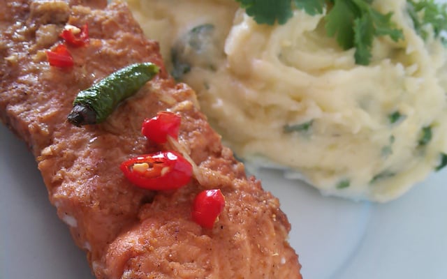 Salmão com molho de alcaparras