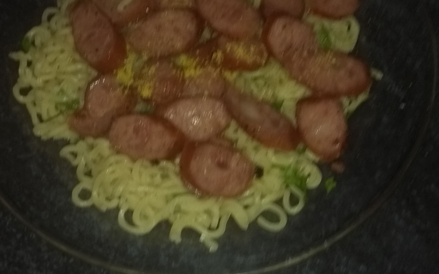 Macarrão instantâneo com calabresa