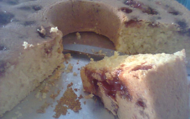 Bolo de fubá com goiabada