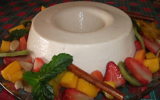 Pudim de atemoia com frutas marinadas