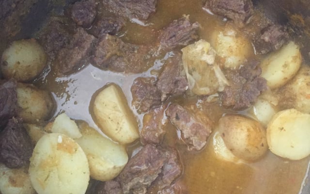 Acém ao molho com batata