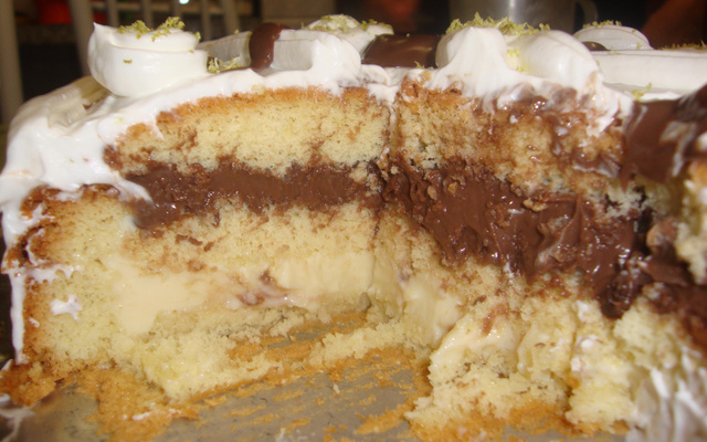 Bolo com recheio de limão e chocolate