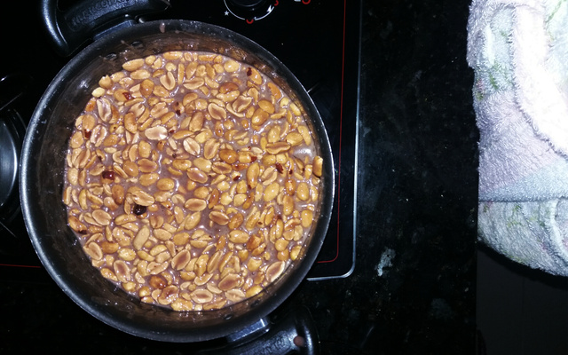 Pé de moleque de leite condensado