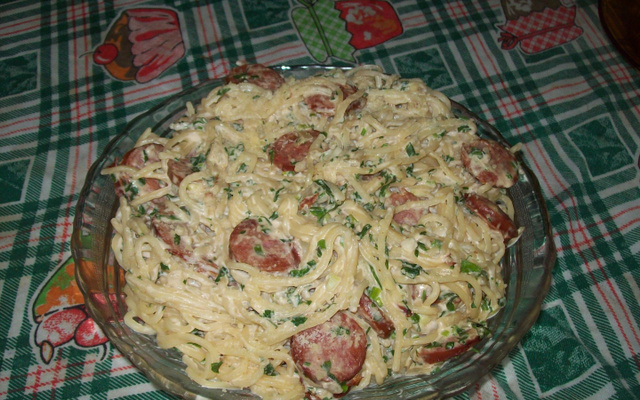 Macarrão com linguiça calabresa e creme de leite