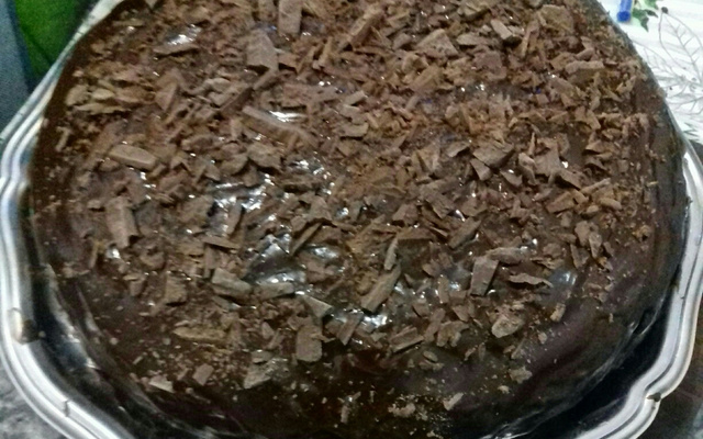 Pão de ló de chocolate com recheio e cobertura