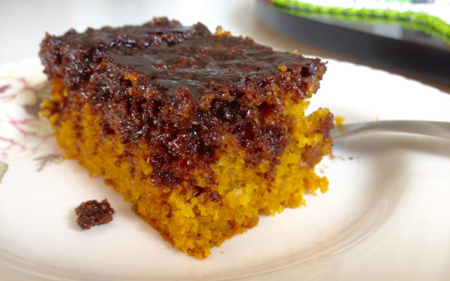 Bolo integral de cenoura com aveia e mel