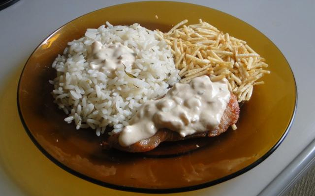 Filé de peito de frango com molho branco