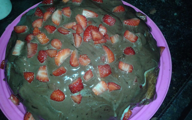 Bolo de chocolate com cobertura de morango do amor