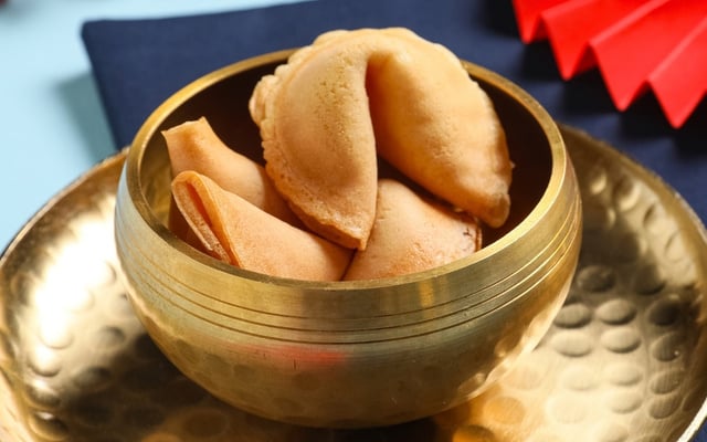 Biscoito da sorte caseiro com mensagens em um pote