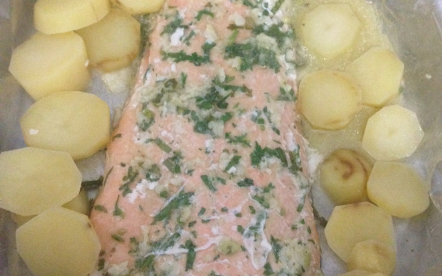 Salmão assado ao molho cítrico e de alcaparras