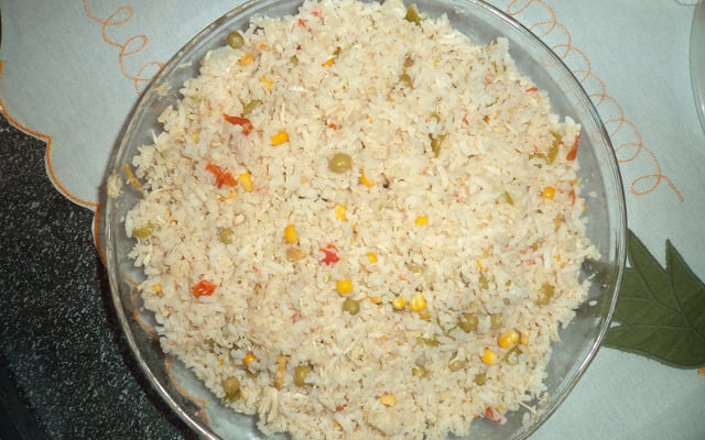 Arroz com peito de frango desfiado