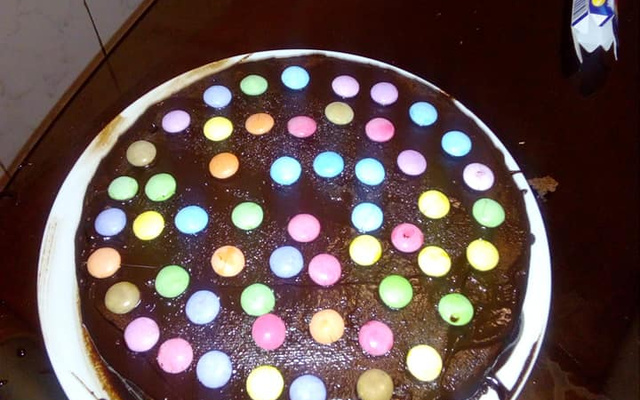 Bolo de chocolate com confeito colorido