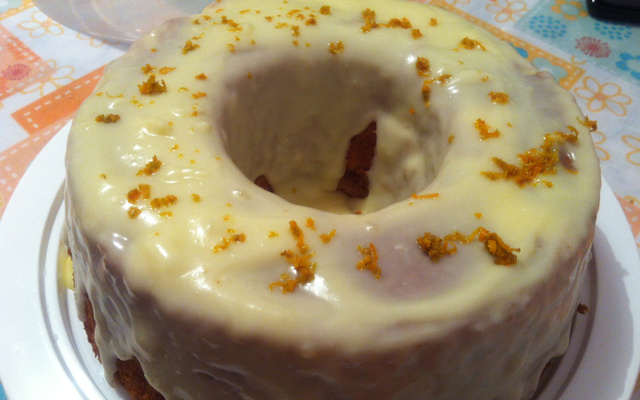 Bolo de laranja com cobertura de laranja.