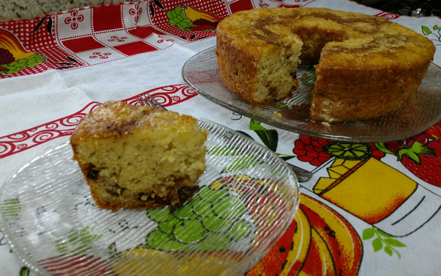 Bolo de banana sem lactose e recheado com banana e passas