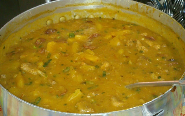 Sopa de mandioca com carne de porco