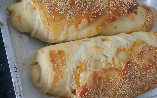 Pão caseiro recheado com presunto