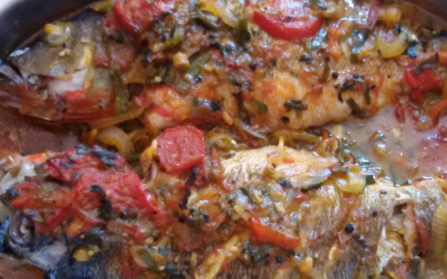 Tucunaré ao forno no molho vermelho