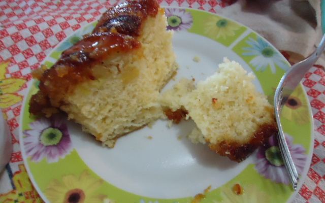 Bolo de banana caramelizada fácil