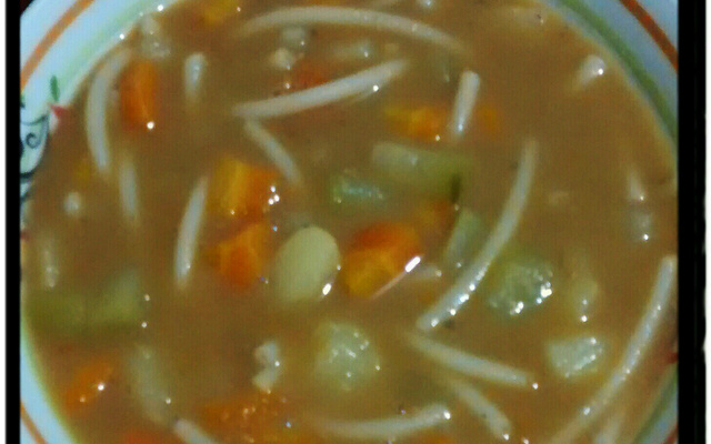 Sopa de carne com feijão e legumes