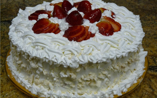 Bolo merengue de morango