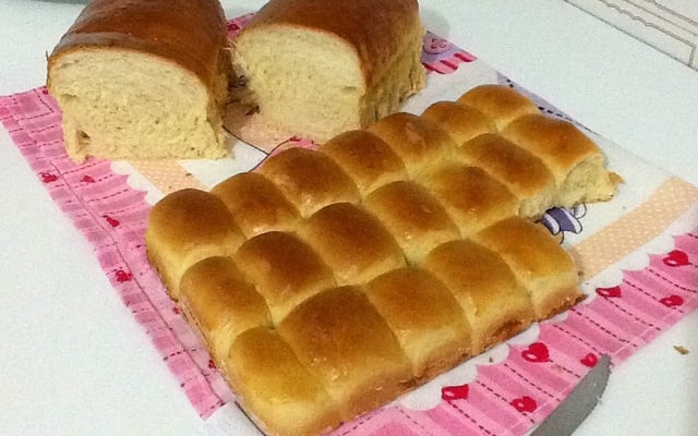 Pão de cachorro quente na máquina de pão