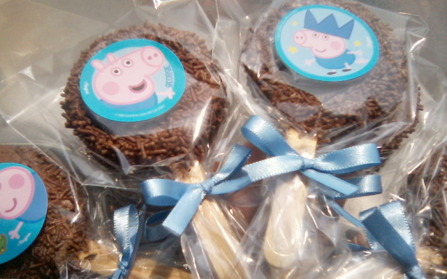 Pirulito de biscoito (falso alfajor)