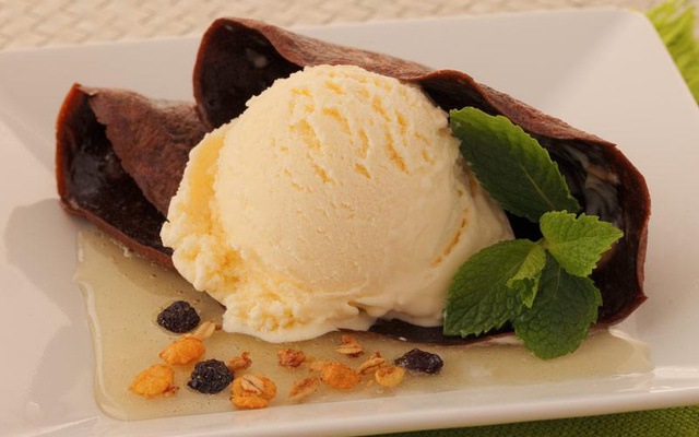 Panquecas de chocolate com sorvete de creme e calda de hortelã