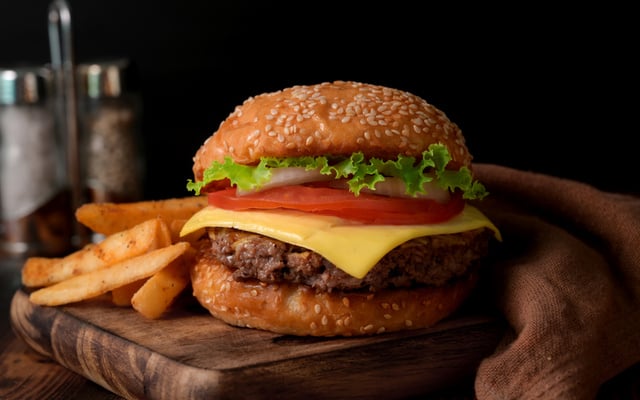 Sanduíche com hambúrguer caseiro