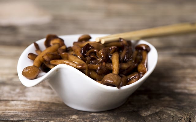 Cogumelo shimeji frito na manteiga