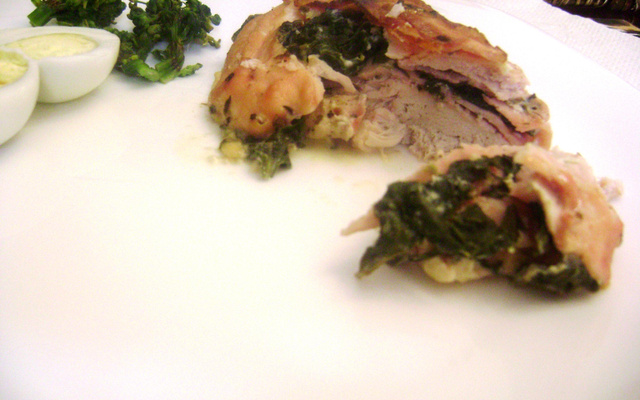 Filé de frango recheado com molho de requeijão com espinafre