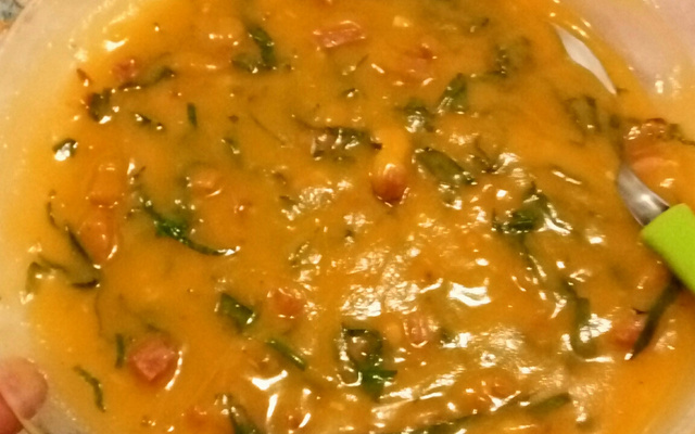 Sopa de abóbora com calabresa