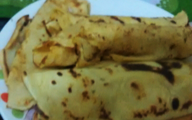 Panqueca com frango ao molho