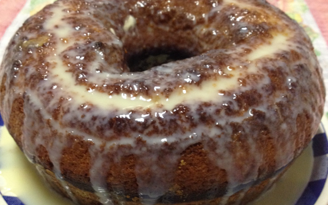 Bolo simples com cobertura de leite condensado