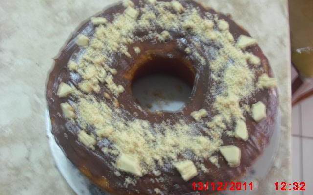 Bolo branco com cobertura de brigadeiro e chocolate branco