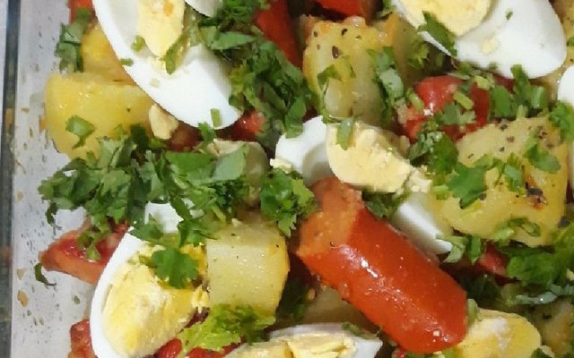 Salada quente de salsicha com batata