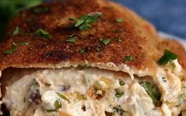Peito de frango recheado à milanesa