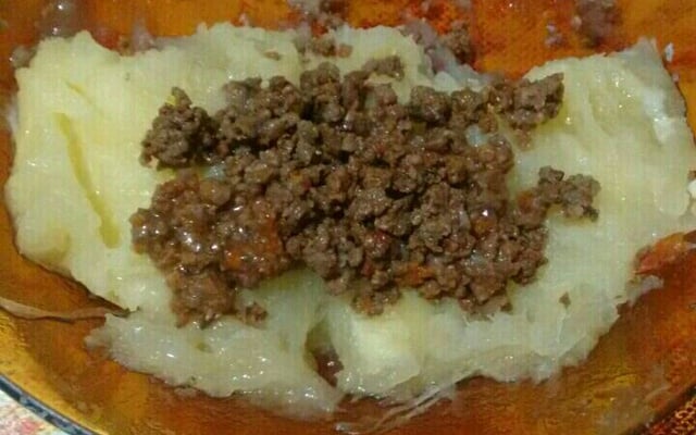 Mandioca com carne moída da Lory