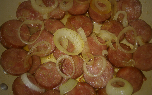 Linguiça acebolada com orégano