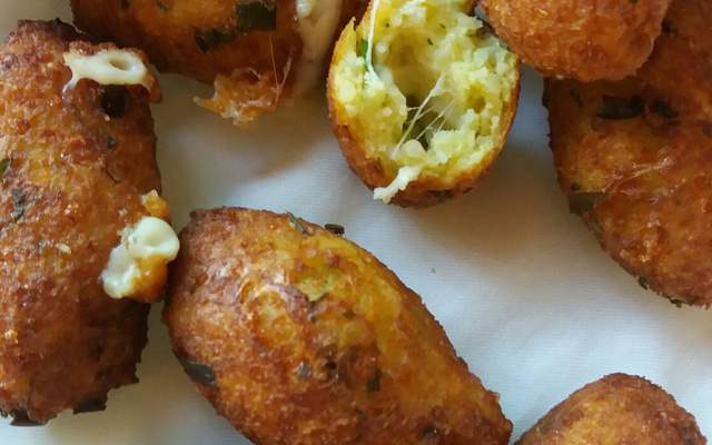 Bolinho de arroz recheado com queijo